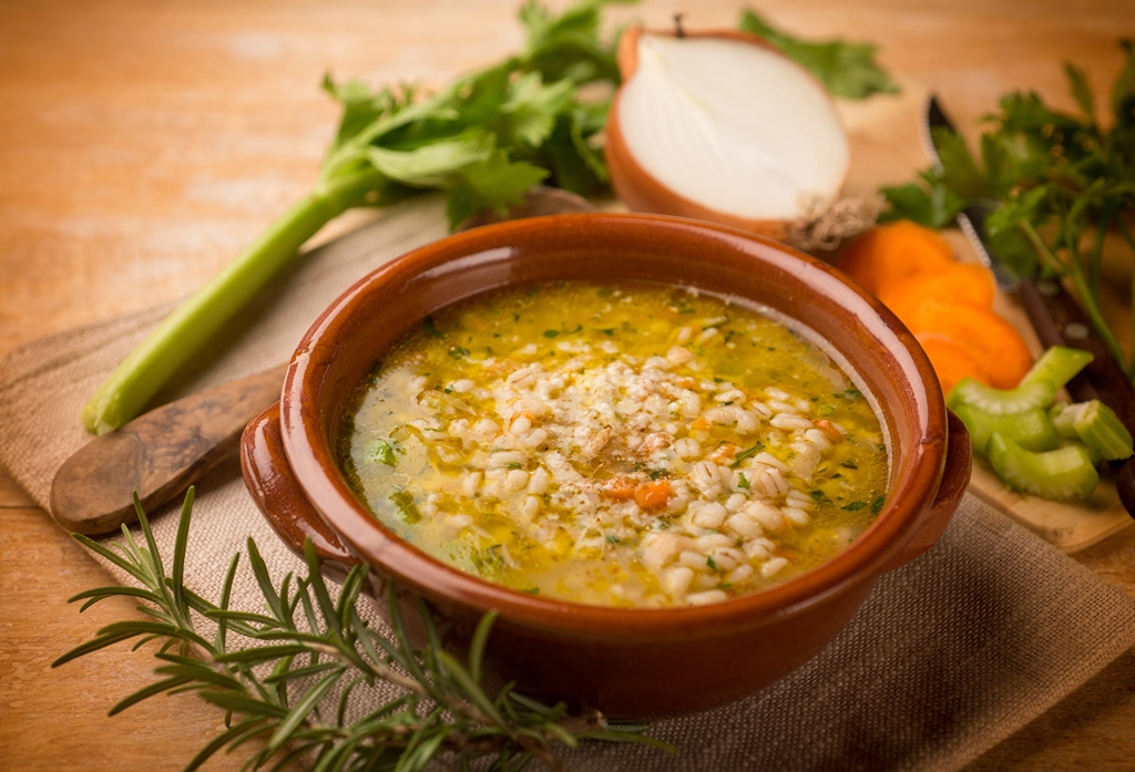 Minestra di orzo e battuto di erbe