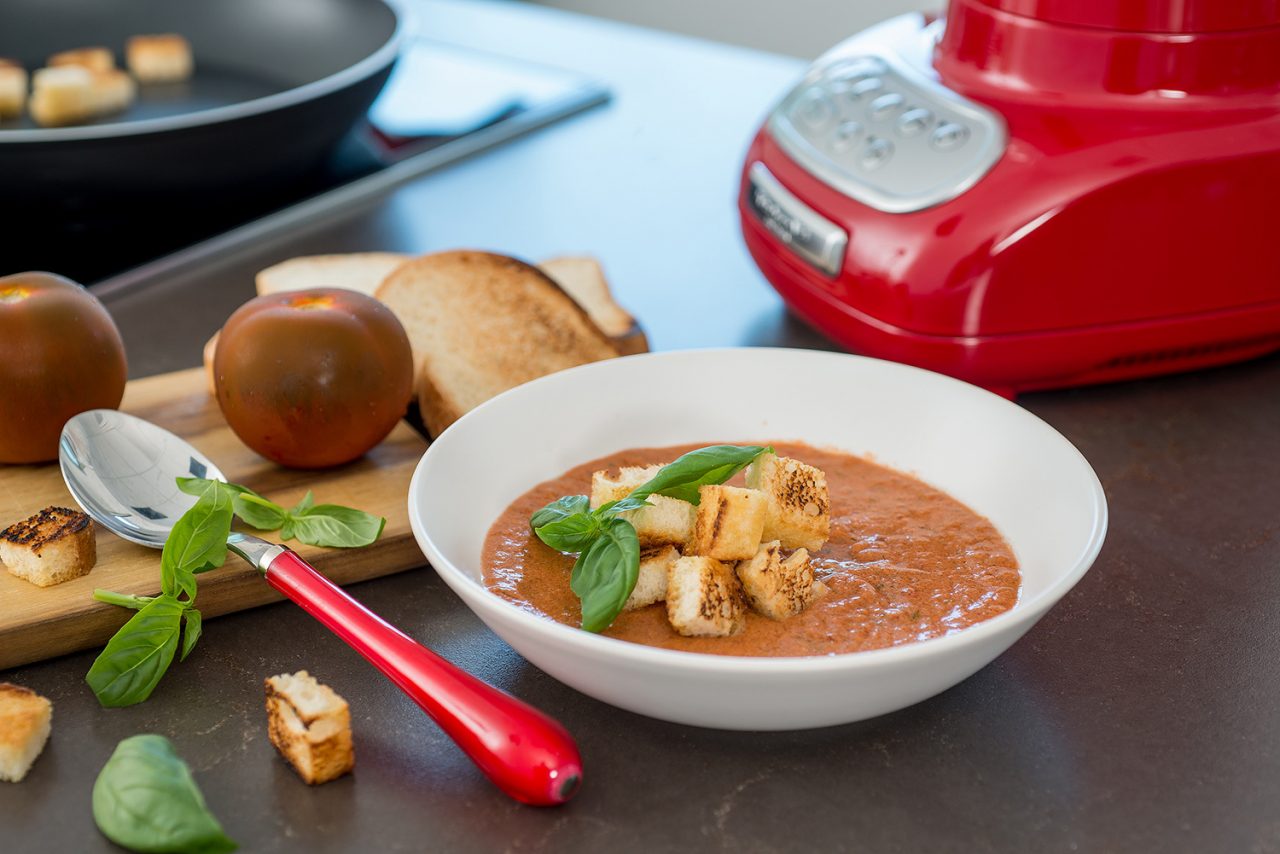 zuppa fredda di pomodori e basilico