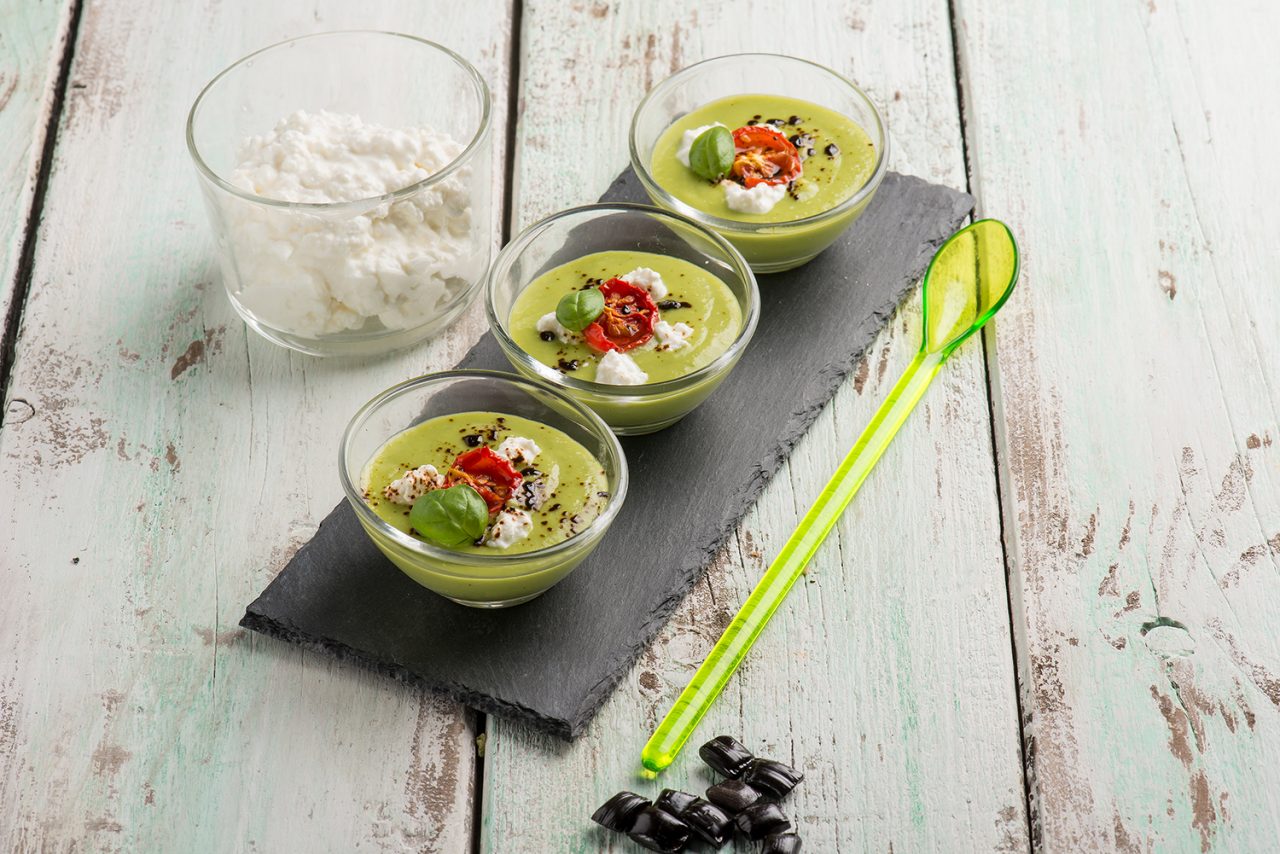 crema di piselli e fiocchi di latte con polvere di liquirizia