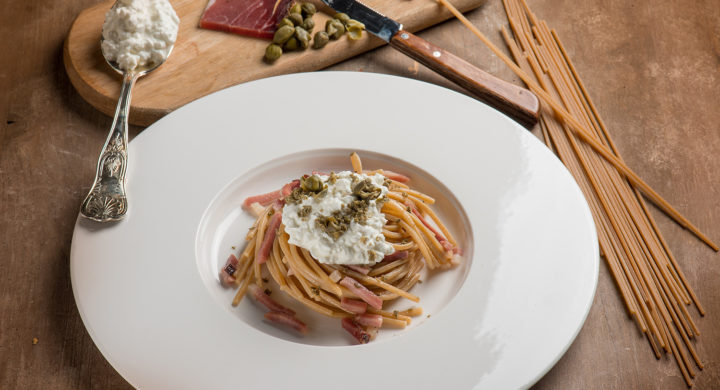 Spaghetti con speck e fiocchi di latte